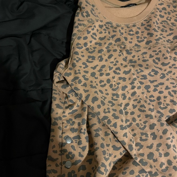 Abercrombie crew sweatshirt with snap bottom details on each side - Picture 4 of 4